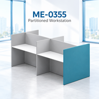 Poste de travail de bureau moderne avec cloisons, panneaux d'intimité élevés, plans de travail blancs, panneau latéral vert-bleu pour bureaux commerciaux, en bois