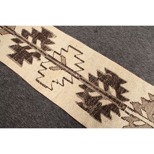 พรมขนสัตว์ตุรกีโบราณขนาดเล็ก 2.5x9.4 ฟุต สีเบจ-น้ำตาล ลายปะติดปะต่อ ด้านหลังเป็นยางลาเท็กซ์ เป็นมิตรกับสิ่งแวดล้อม - Product Image 4