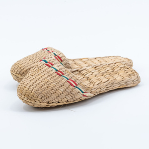 Sandales en jacinthe d'eau naturelle en gros, pantoufles d'intérieur, sandales à glissière pour usage intérieur - Product Image 2