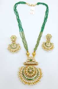 Collier pendentif Kundan de qualité supérieure avec pierres vertes et boucles d'oreilles Bijoux élégants pour femmes pour des fonctions culturelles et festives - Product Image 6