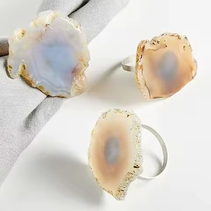 Anneaux de serviette en résine de conception artisanale pour les événements formels et une belle décoration de table à la maison dans un style moderne - Product Image 2