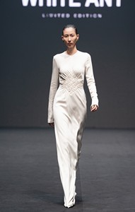 Robes de mode de luxe pour femmes col rond Mito robe longue drapée 2 pièces ensemble femmes blanc Vietnam mode durable - Product Image 2