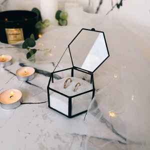 Boîte à bijoux en verre en forme d'hexagone chic avec cadre en métal noir fini parfait pour ranger les bagues, les colliers et les accessoires fins - Product Image 3