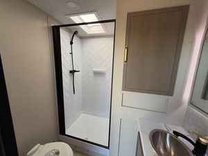 Nouvelle conception moderne, autre caravane de voyage en aluminium avec cuisine coulissante, plancher en nid d'abeille en plastique, suspension indépendante pour - Product Image 6
