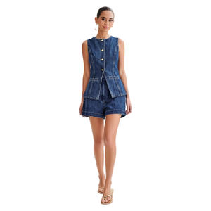 Ensemble d'été 2 pièces pour femme : Haut en jean délavé décontracté sans manches et short taille haute, en tissu respirant et écologique - Product Image 3
