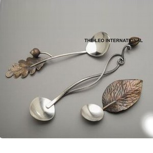 Juego de cubiertos de metal de diseño moderno con mango de aluminio dorado de acero espejado para uso en comidas de hoteles y restaurantes - Product Image 5