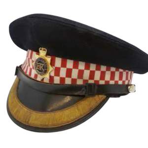 Esta es una gorra de servicio de los Guardias Escoceses de Oficina, con visera, hecha de tela de lana Melton negra con una visera brillante. - Product Image 5