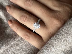 Bague de fiançailles en diamant de laboratoire ovale brillant de 2,20 carats, design solitaire classique, fabriquée en or massif 14 carats - Product Image 3