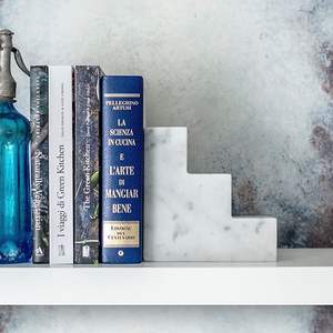 Sujetalibros Escultóricos de Pirámide de Mármol Art Deco Elegantes de TCE, Hechos a Mano para Decoración Moderna de Oficina en Casa y Estanterías - Product Image 1