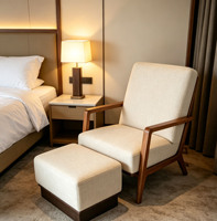 Chaise d'hôtel avec repose-pieds en chêne massif recouvert de tissu - Mobilier commercial durable et écologique pour hôpital et usage extérieur