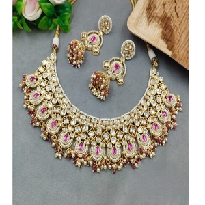 Hermoso conjunto de aretes y gargantilla Kundan con piedras de moissanita de alta calidad y aspecto de perla para mujer, joyería de diseñador para bodas. - Product Image 2