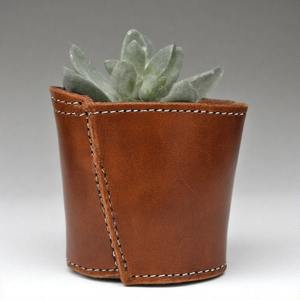 Mini maceta de cuero de inspiración ecológica para elevar espacios compactos con exhibición botánica elegante y estética de diseño suave - Product Image 6