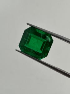 AAA สีเขียวสดใสเกรดพรีเมี่ยมที่มีคุณภาพดีกว่าไม่ได้รับการรักษาธรรมชาติแซมเบียมรกตตัด4.03 CTS สำหรับใช้เป็นเครื่องประดับ - Product Image 3