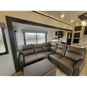 Camping-car coulissant 2025 Sabre SRF33RLP-C avec fonctionnalités étendues, construction en aluminium, couleur noire, capacité de couchage pour 8 personnes - Product Image 6