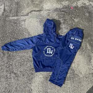 Conjunto Deportivo Unisex de Nylon con Capucha, Chaqueta Cortavientos y Pantalones de Dos Piezas con Logotipo Personalizado, Conjuntos Cortavientos de Poliéster para Otoño - Product Image 6