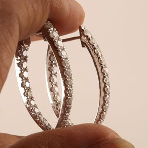 Pendientes de aro de diamante de corte redondo para mujer - Product Image 1