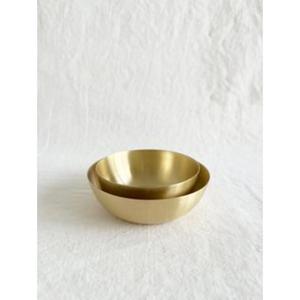 Cuenco de servicio de latón de diseño premium de lujo para una decoración única y uso práctico en hogares con estética tradicional - Product Image 1