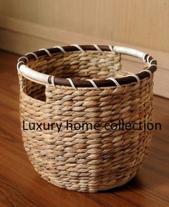 Cesta rectangular de ratán de aspecto vintage perfecta para el almacenamiento en la sala de estar o arreglos de decoración del hogar inspirados en la granja - Product Image 3