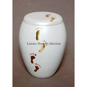 โกศใส่เถ้ากระดูกและกระถางและเหยือกสีครีมเคลือบผงออกแบบลายดอกไม้ใบไม้สีทอง - Product Image 2