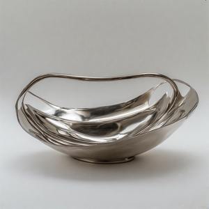 Plateau rond HaloLuxe en aluminium brillant Bordure lisse Design intérieur doux et look classique pour les thèmes de l'hospitalité moderne - Product Image 3