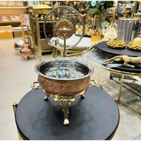 Luxueux chauffe-plat en cuivre antique avec détails ornés, parfait pour les repas d'événements et la présentation de nourriture