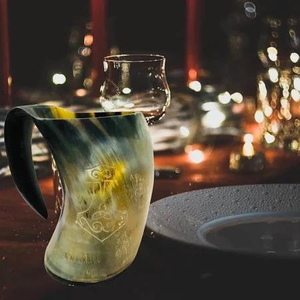 Chope à bière en corne de buffle de luxe artisanale de qualité supérieure, écologique, durable, personnalisable en couleurs et logo pour hommes - Product Image 1