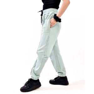 Pantalon plissé taille haute pour femme, coupe droite, en tissu éponge respirant, avec fermeture élastique à la taille, couleur menthe lavée - Product Image 1