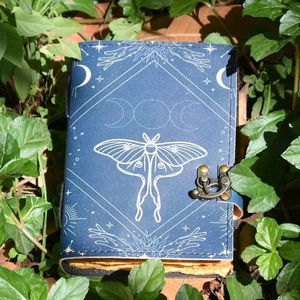 Libro de hechizos de cuero hecho a mano vintage, diario de sombras en blanco con cierre y encuadernación en espiral de hilo de costura de sillín - Product Image 1