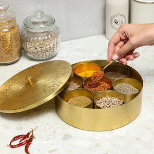 La boîte à épices en laiton pur Masala Dabba possède un superbe motif Mandala et un décor de cuisine artisanal complexe. - Product Image 4