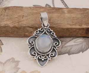 Pendentif en Pierre de Lune Arc-en-ciel Fait Main en Argent Sterling – Bijou Élégant et Unique pour Femmes et Enfants, Idéal comme Cadeau en Pierre Précieuse - Product Image 3