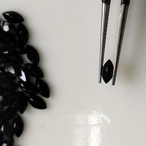 Spinelle noir naturel 6x3MM, coupe marquise, pierre précieuse en vrac de la meilleure qualité pour la fabrication de bijoux - Product Image 1