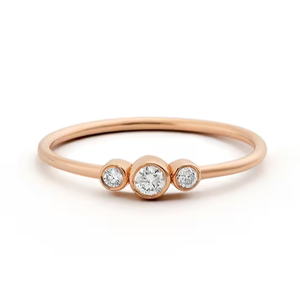 Anillo de diamantes cultivados en laboratorio de tendencia, anillo de compromiso de tres piedras, banda de boda minimalista de oro de 14K para mujeres, fabricación en India - Product Image 1