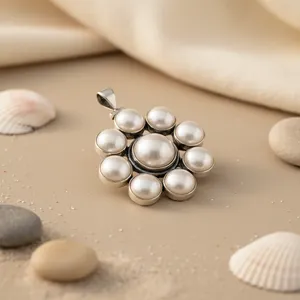 Pendentif de fête unisexe classique en argent 925, oxydé, avec perle de culture d'eau douce blanche ronde AAA et breloque fleur sertie clos - Product Image 1