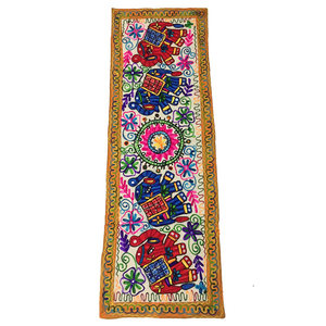 Caminos de Mesa Bordados a Mano con Diseño Folclórico Antiarrugas de Sindhi, Diseño Artesanal SUAZ al por Mayor - Product Image 6