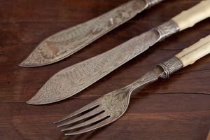 Juego de cubiertos grabados de diseño de acero inoxidable de Calidad exclusiva con hermosos mangos de resina crema perfectos para regalar - Product Image 3