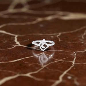 Bague symbolique Om en or massif 10K, 14K, 18K, diamant taille ronde Moissanite de 0.04 carats E-F/VVS-VS - Product Image 6