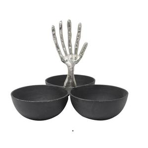 Bol à bonbons en forme de main de squelette d'horreur gothique moderne, plat de service surélevé en aluminium pour décoration de fête macabre ou de mariage. - Product Image 4