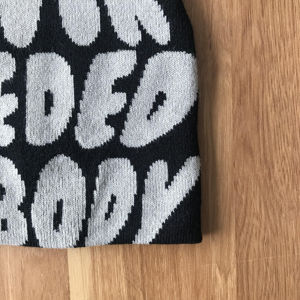 หมวกบีนนี่ไหมพรมอะคริลิคถักลายแจ็คการ์ดคลาสสิกสำหรับฤดูหนาว พิมพ์ลายตัวอักษรโลโก้แบบพัฟพร้อมดีไซน์ใหม่ตามภาพของคุณ - Product Image 4