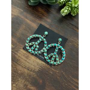 Boucles d'oreilles pendantes artisanales Navajo en turquoise de Kingman et argent sterling, motif signe de la paix, style cluster - Product Image 4