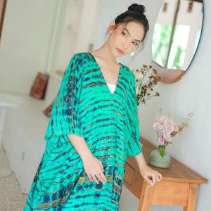 Abaya tie dye de haute qualité kaftan à manches longues style boho parfait pour une tenue de salon de voyage ou une élégante occasion décontractée - Product Image 1