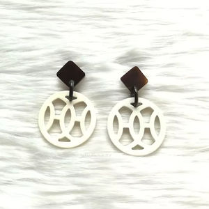 Pendientes de moda hechos a mano con cuidado Diseños únicos Cómodos de usar Perfecto para regalos y estilo personal diario - Product Image 1