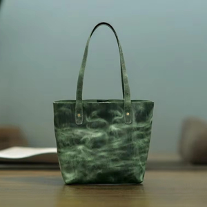 Sac fourre-tout en cuir véritable Modern Heritage pour femme avec finition polie élégante - Product Image 1