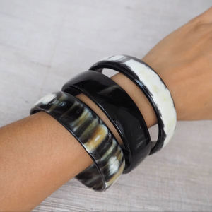 Bracelets en corne de buffle naturelle, fabrication artisanale de bijoux en corne de buffle - Product Image 1