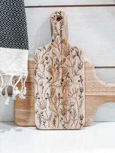 Planche à découper élégante en bois à imprimé floral avec poignée, planche de préparation haut de gamme pour une cuisine stylée - Product Image 6