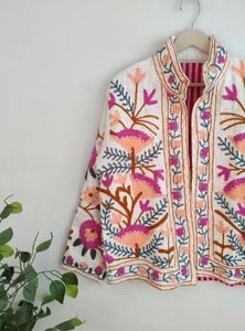 Veste en velours blanc à fleurs, brodée à la main, avec des rayures grises, fabriquée avec des matériaux de haute qualité et un look Suzani - Product Image 2