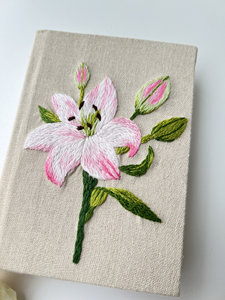 LABON Carnet brodé à la main de fleurs de lys rose Journal personnalisé en tissu couverture rigide A5 A6 Carnet personnalisé de fleurs de <span class=keywords><strong>naissance</strong></span> - Product Image 6