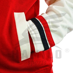 เสื้อแจ็คเก็ตบอมเบอร์ผู้ชาย HAMILO สีแดงขาว ไซส์ใหญ่ คอตั้ง ติดกระดุม ปักโลโก้ สวมใส่สบายในฤดูหนาว แต่งขอบด้วยขนมิงค์ - Product Image 4