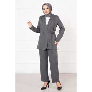 Costume veste à nouer sur le côté pour femme en gris fumé, ensemble élégant et stylé - Product Image 1