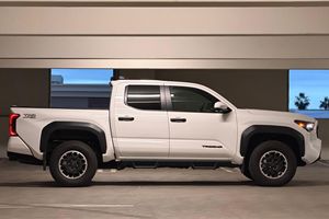 Tacoma TRD Off-Road Double Cabine 4x4 6 vitesses manuelles, moteur turbo 4 cylindres, pack TRD Off-Road Premium, non modifié - Product Image 3