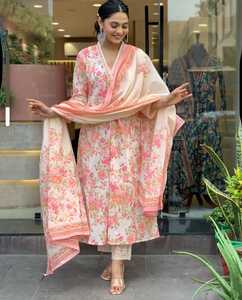 Hermoso trabajo de bordado Anarkali Kurta Pant Dupatta Set con detalles de lentejuelas a mano perfecto para bodas y ocasiones festivas - Product Image 1